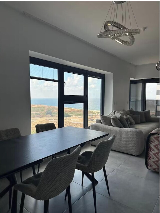 チャーミング 4 ベッドルーム アパートメント ウィズ ステラー シー ビュー