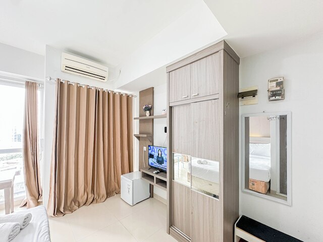 タイニー スタジオ ウィズ プール ビュー アット タマン メラティ スラバヤ アパートメント