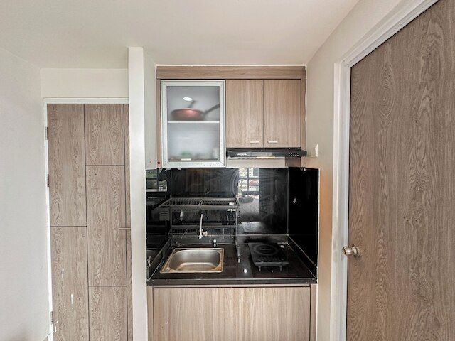 タイニー スタジオ ウィズ プール ビュー アット タマン メラティ スラバヤ アパートメント