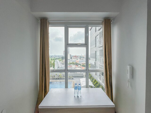 タイニー スタジオ ウィズ プール ビュー アット タマン メラティ スラバヤ アパートメント