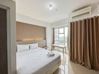 タイニー スタジオ ウィズ プール ビュー アット タマン メラティ スラバヤ アパートメント