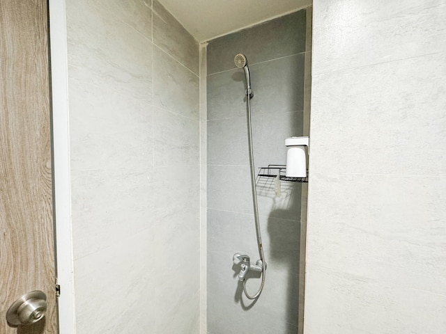 タイニー スタジオ ウィズ プール ビュー アット タマン メラティ スラバヤ アパートメント