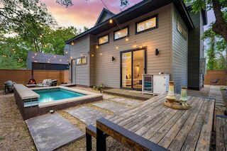 プライベート プール、ファイアピット、パティオ ステップス トゥ イースト オースティン ダイニング、ミュージック、アート、ミュラルズ