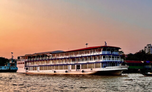 オアシス フローティング ホテル ヤンゴン