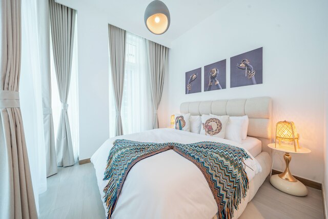 スリーク アンド スタイリッシュ 1 ベッドルーム フルリー ファーニッシュド アパートメント