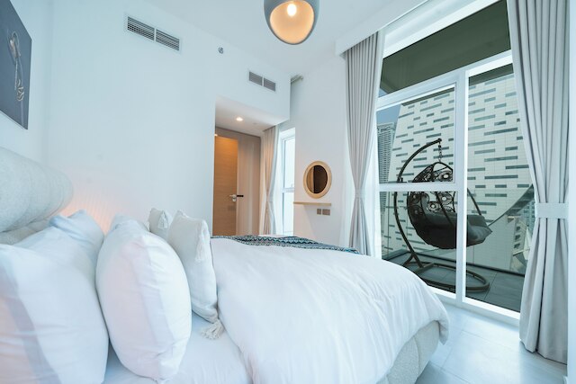 スリーク アンド スタイリッシュ 1 ベッドルーム フルリー ファーニッシュド アパートメント