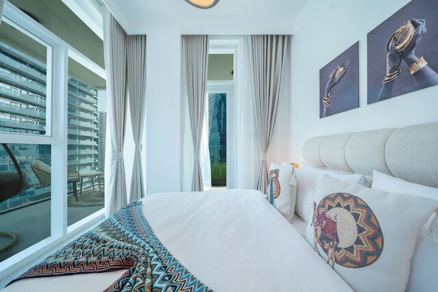 スリーク アンド スタイリッシュ 1 ベッドルーム フルリー ファーニッシュド アパートメント