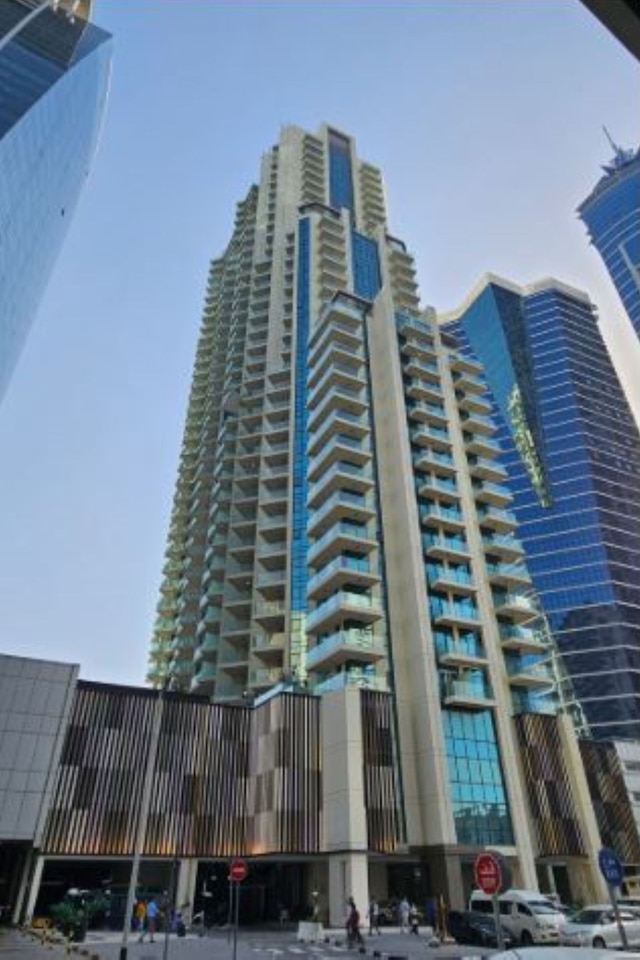 スリーク アンド スタイリッシュ 1 ベッドルーム フルリー ファーニッシュド アパートメント