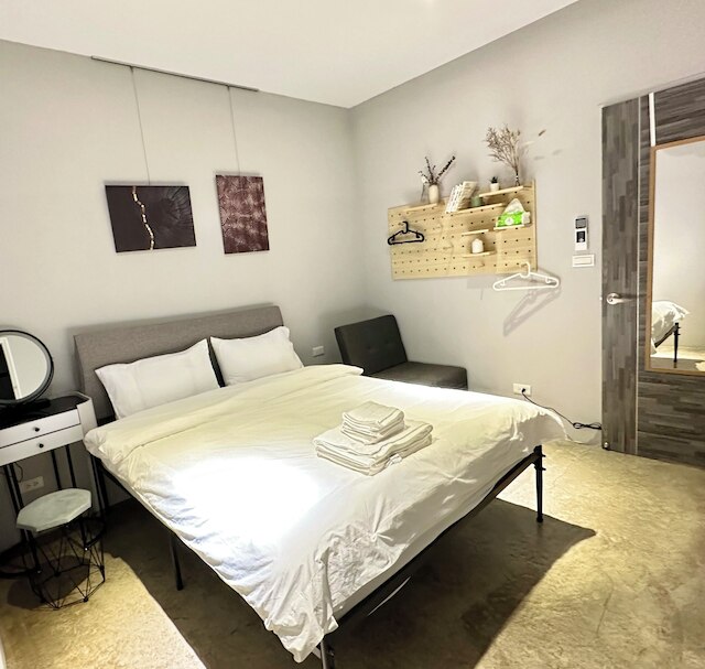 Entire Pool House for 10 people