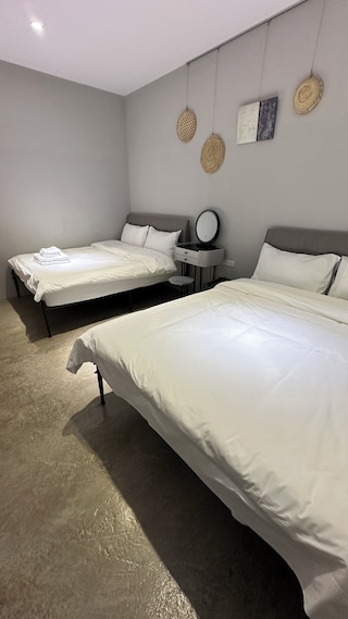 Entire Pool House for 10 people