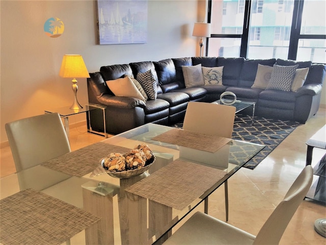 コージー 2 ベッドルーム ウィズ オーシャンビューズ - 510