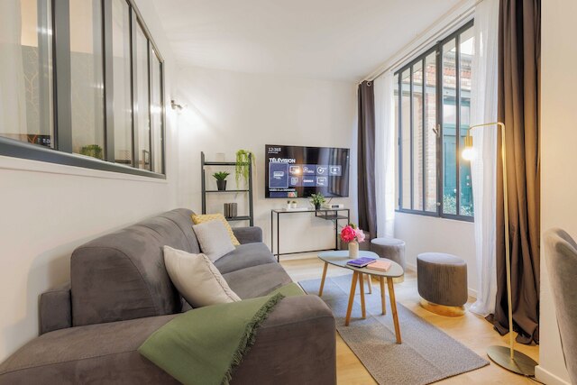 ビューティフル アパートメント ガール ドゥ レスト レピュブリック に