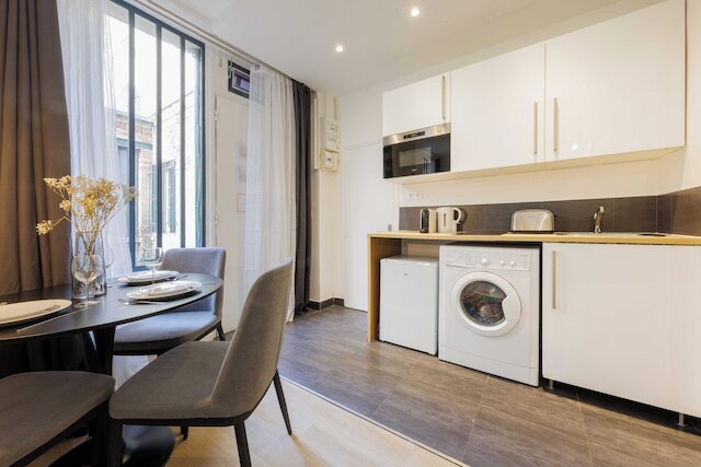 ビューティフル アパートメント ガール ドゥ レスト レピュブリック に