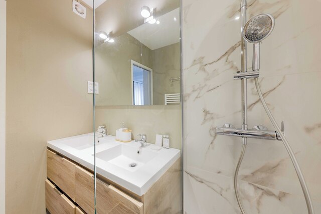 ビューティフル アパートメント ガール ドゥ レスト レピュブリック に