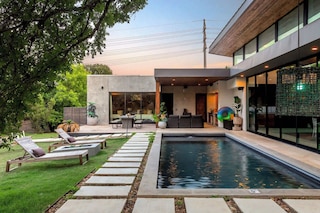 イーストサイド マンション ウィズ プール 7 ミンズ トゥ レイニー