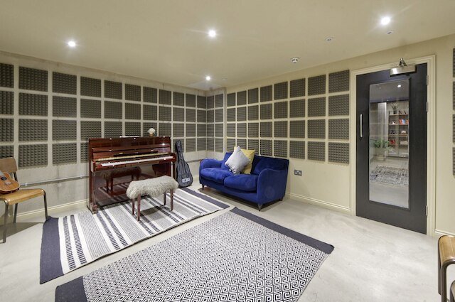 インバイティング スチューデント スタジオ ミニッツ フロム シティ センター