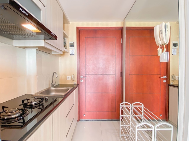 リラクシング スタジオ アット タマンサリ マホガニー カラワン アパートメント