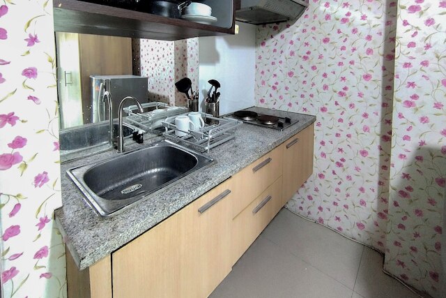 コンフィ アンド ウォーム スタジオ アット ザ スクエア スラバヤ アパートメント