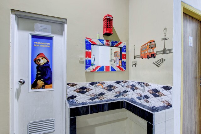 ホテル O ヨグヤカルタ ニア ゲンビラロカ ズー フォーマリー パディントン ベア ホームステイ