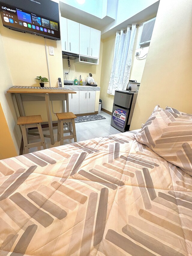 ニュー バチェラーズ パッド アクロス アテネオ ユニ ウィズ フリー ファスト WiFi、エアコン ルーム、ホット シャワー