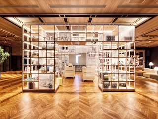 IN THE LIBRARY hotel and books 所沢