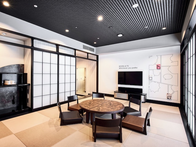 IN THE LIBRARY hotel and books 所沢