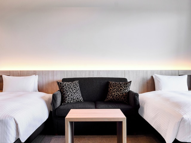 IN THE LIBRARY hotel and books 所沢