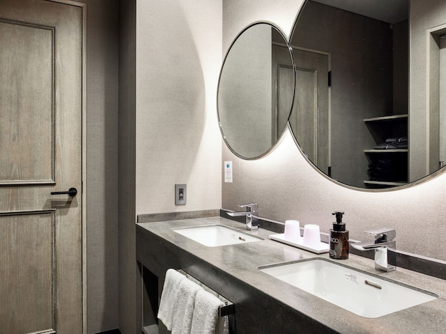 IN THE LIBRARY hotel and books 所沢