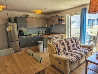 モダン 3 ベッドルーム ペントハウス ウィズ ルーフトップ ビューズ