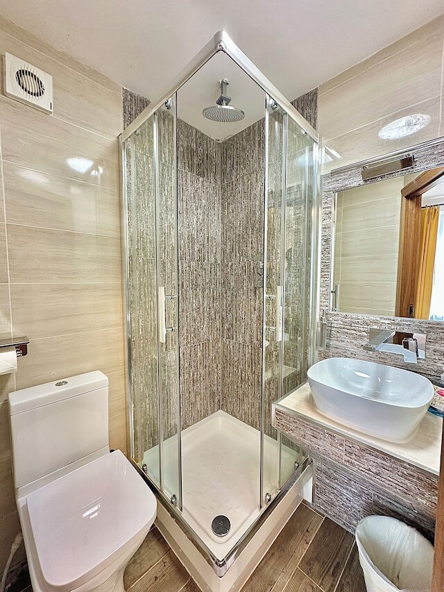 205 アールズ コート