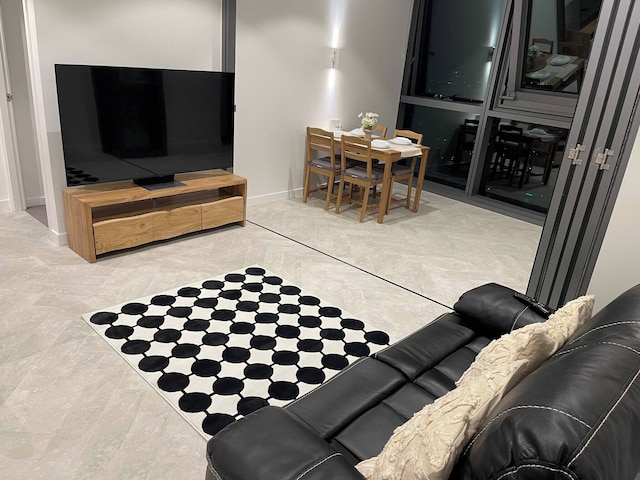 クイーンズ ワーフ 50th フロア