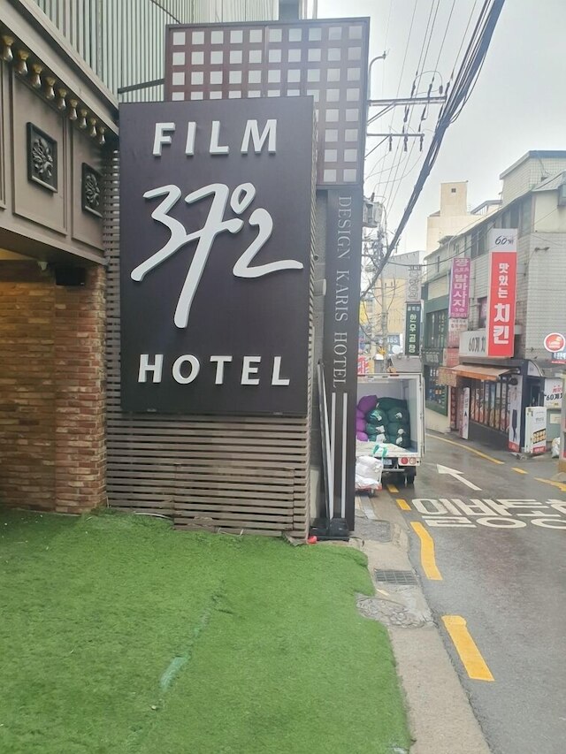 Film37.2 Hotel