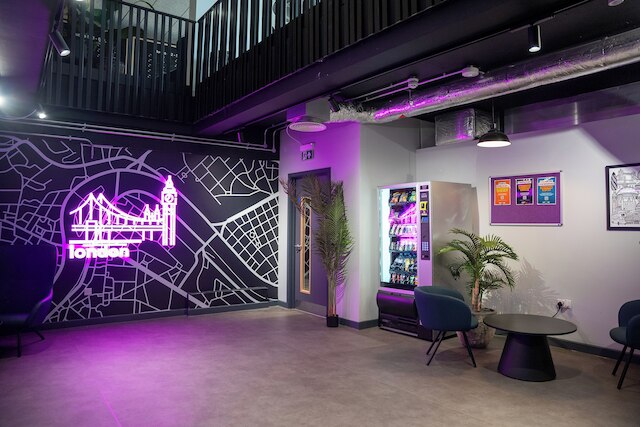 スチューデント オンリー エレガント ブロンズ スタジオ イン パディントン