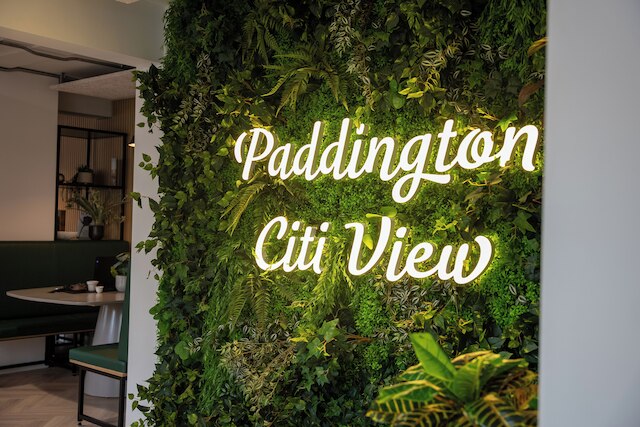 スチューデント オンリー エレガント ブロンズ スタジオ イン パディントン