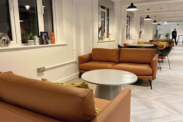 スチューデント オンリー エレガント ブロンズ スタジオ イン パディントン