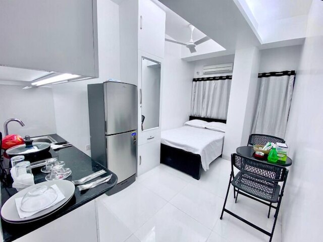 250 スクエアフィート 2 スタジオ アパートメント プール アンド サウナ