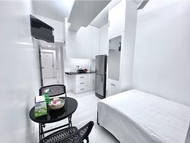 250 スクエアフィート 2 スタジオ アパートメント プール アンド サウナ