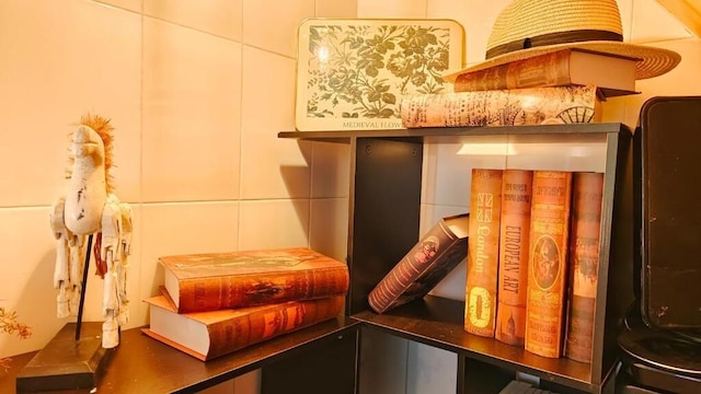 Shanghai Hills & Aromahome Palette with balcony