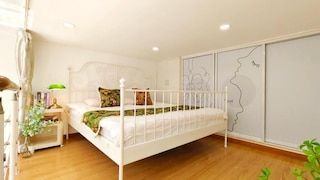 Shanghai Hills & Aromahome Modern Cottage Home Retreat