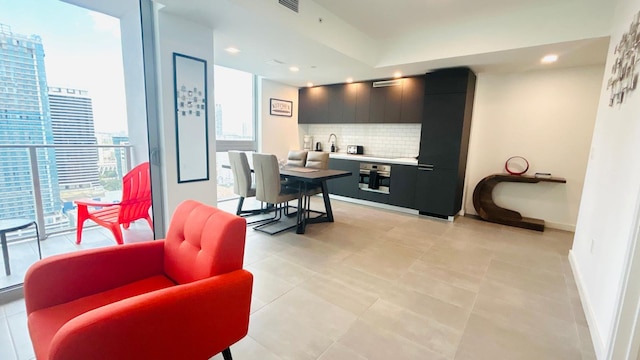 ホエン ザ シティ ビカムズ ア キャンバス テラス プール ジム