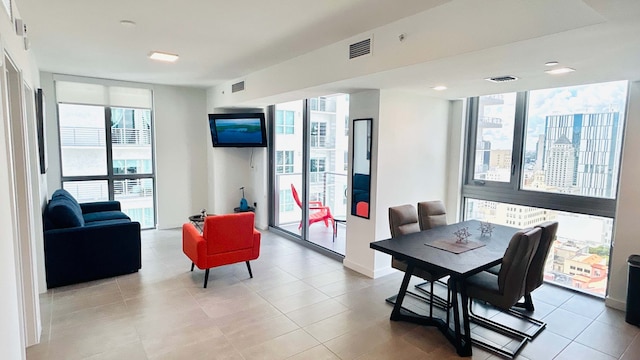 ホエン ザ シティ ビカムズ ア キャンバス テラス プール ジム