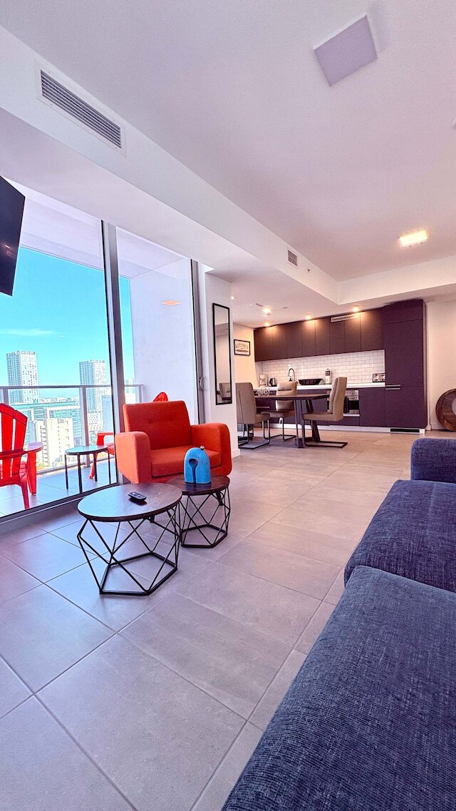 ホエン ザ シティ ビカムズ ア キャンバス テラス プール ジム