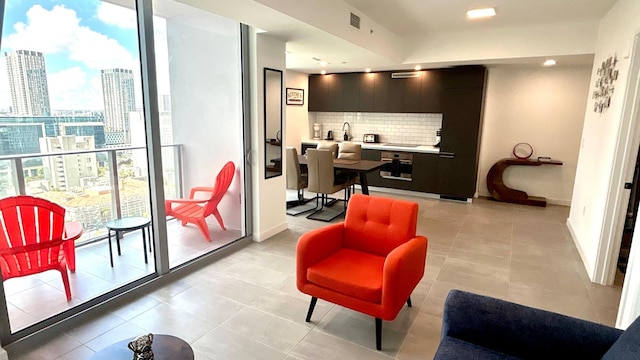 ホエン ザ シティ ビカムズ ア キャンバス テラス プール ジム