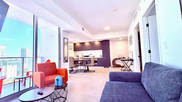 ホエン ザ シティ ビカムズ ア キャンバス テラス プール ジム