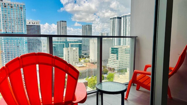 ホエン ザ シティ ビカムズ ア キャンバス テラス プール ジム