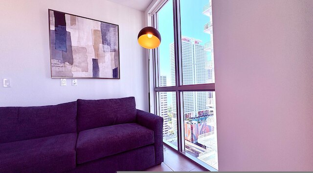 ホエン ザ シティ ビカムズ ア キャンバス テラス プール ジム