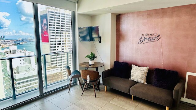 ホエア ザ スカイライン スリープス ルーフトップ プール ジム