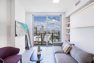 プール ジム ビューズ ア ピースフル ポーズ イン ダウンタウン