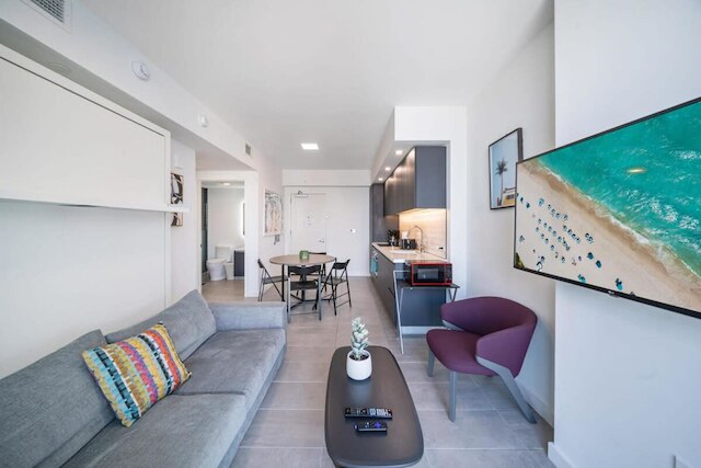 プール ジム ビューズ ア ピースフル ポーズ イン ダウンタウン