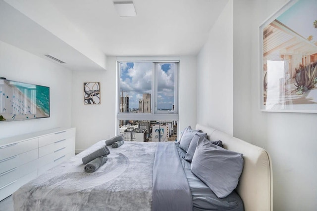 プール ジム ビューズ ア ピースフル ポーズ イン ダウンタウン